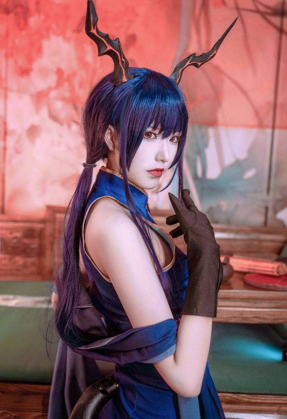 明日方舟陈cos赤瞳龙角黑腿袜旗袍美人你会龙门粗口吗