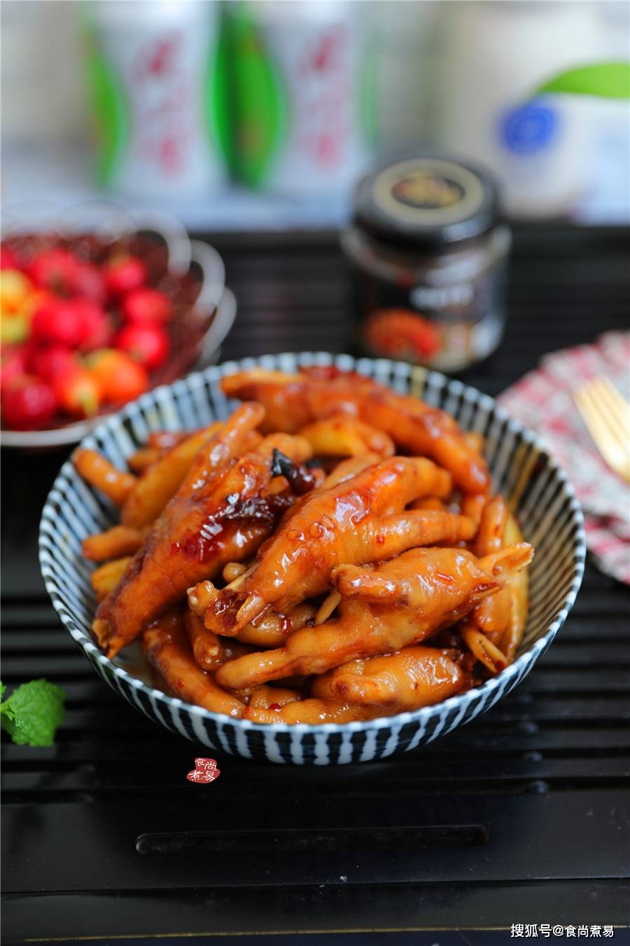 凤爪这样做,简单易学,咬下去顺利脱骨,香辣软糯吃不腻_鸡爪