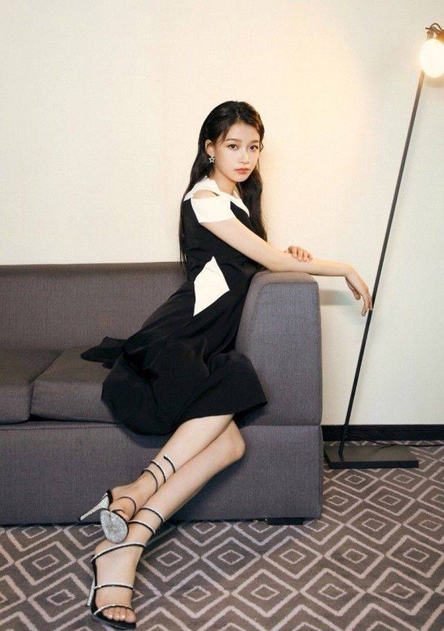 孙怡穿黄色抹胸裙优雅大方,这直角肩绝了