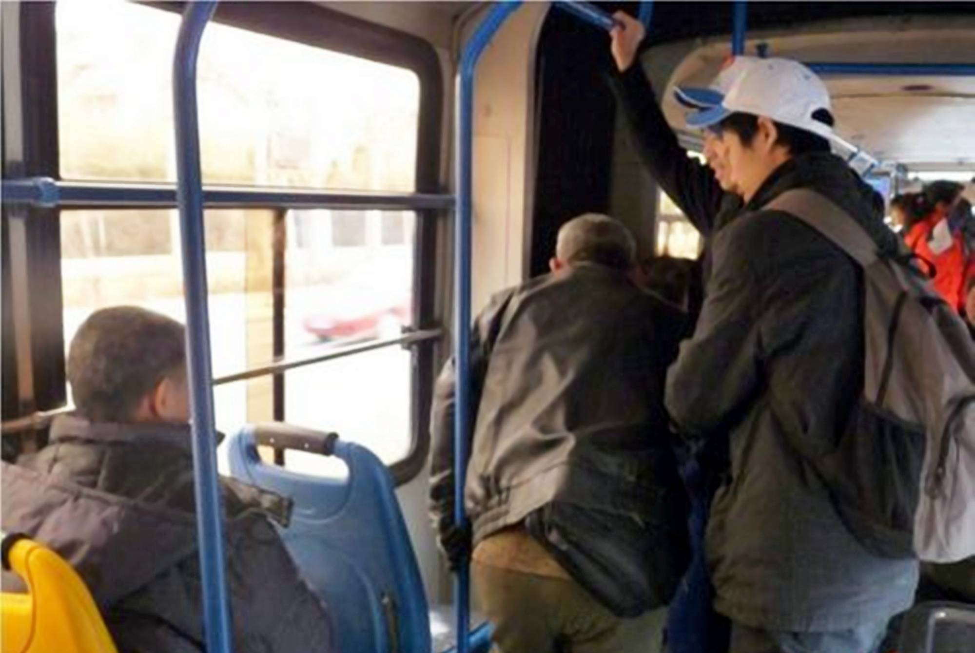 老人在社会中受到优待本无可厚非,但是一些人的倚老卖老,道德绑架的