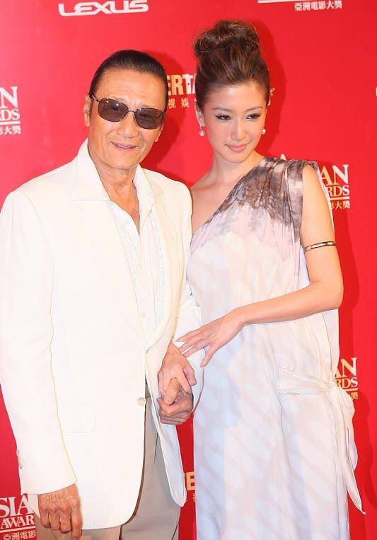 谢贤势力有多大?当年李小龙和他合影都要站一旁,更要拿天价片酬