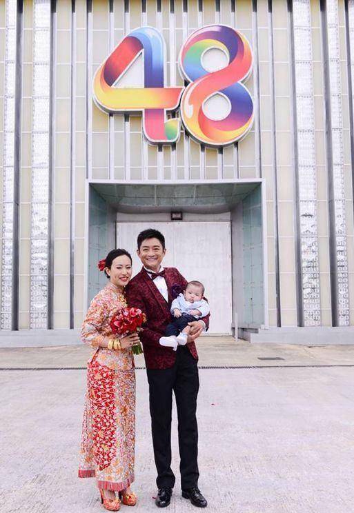 tvb金牌绿叶夫妻庆祝结婚4周年 一家四口重回婚宴举办地庆祝_沈可欣