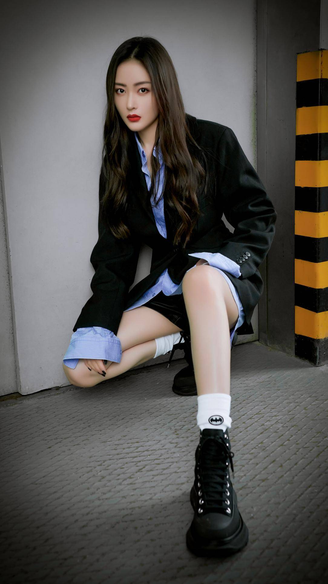 穿金边红衣演绎性感古风,姐姐好飒!