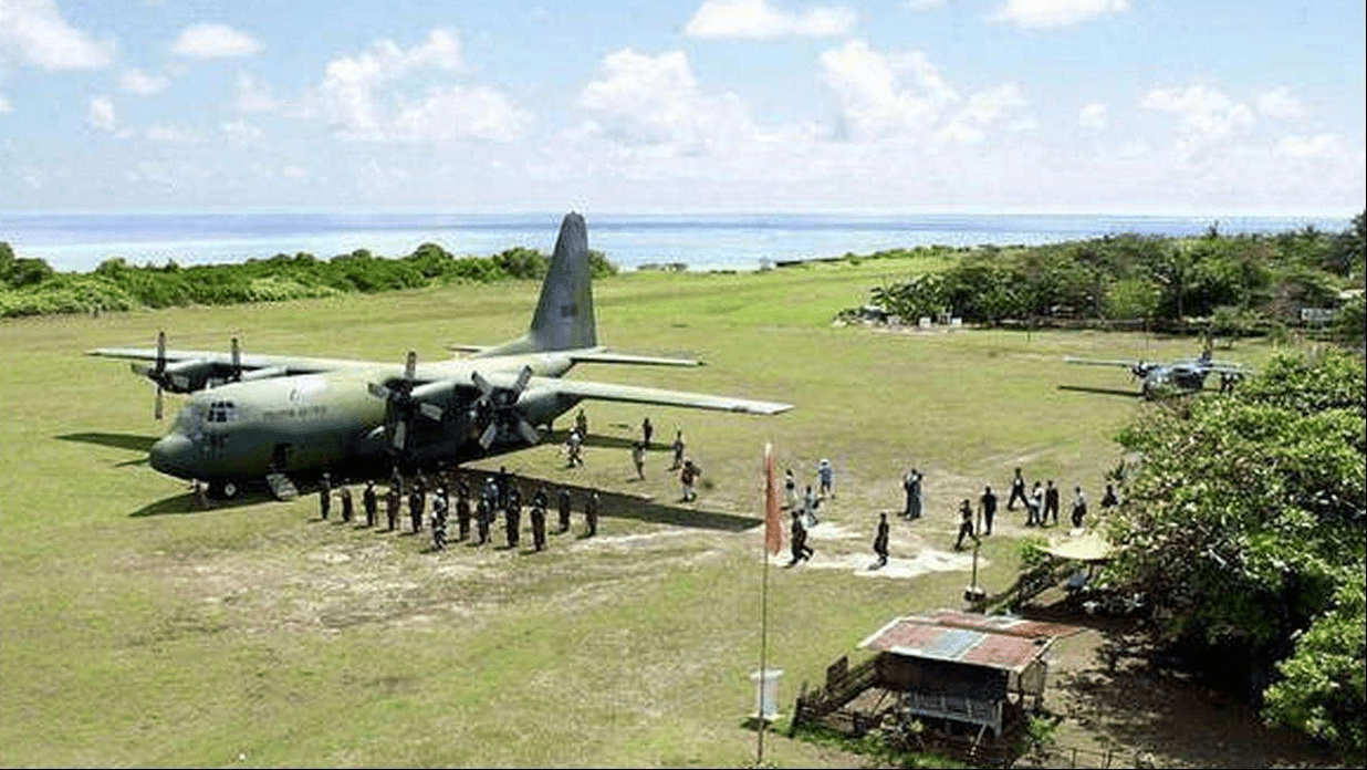 图为降落在争议岛屿上的菲律宾飞机