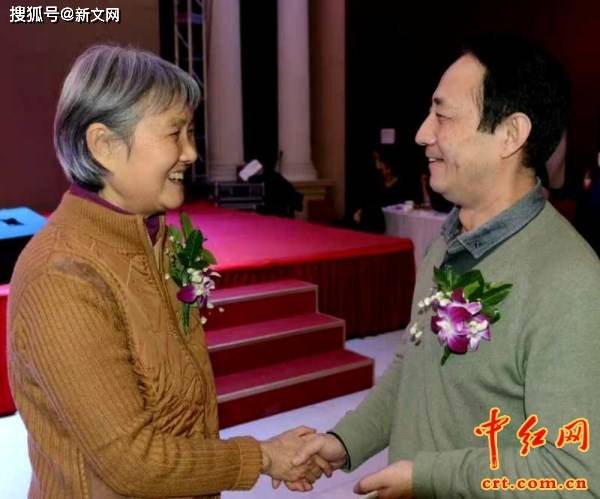 叶帅小女儿叶向真(凌考)同闫庆华亲切握手.(中红网红色图库)