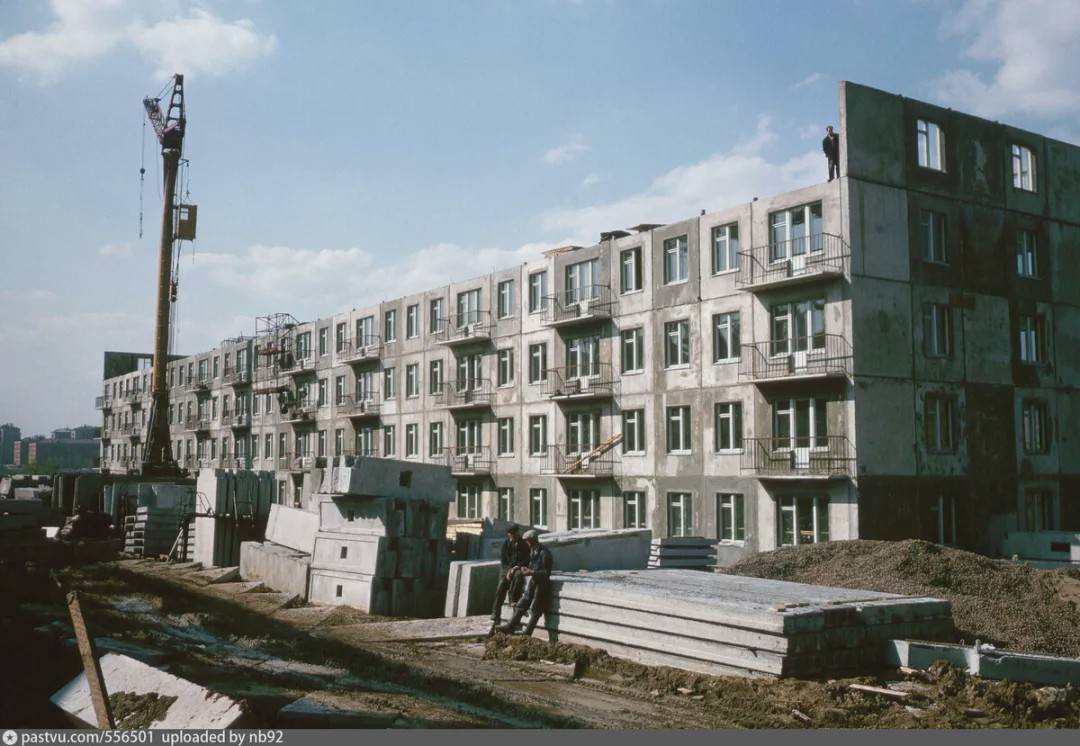 东哥在俄罗斯拆除了陈旧的赫鲁晓夫楼新公寓楼被噪音问题困扰