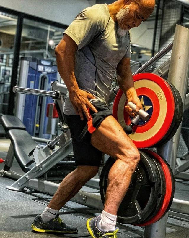 65岁成都大爷健身22年,肌肉不输施瓦辛格!网友:老年彭于晏