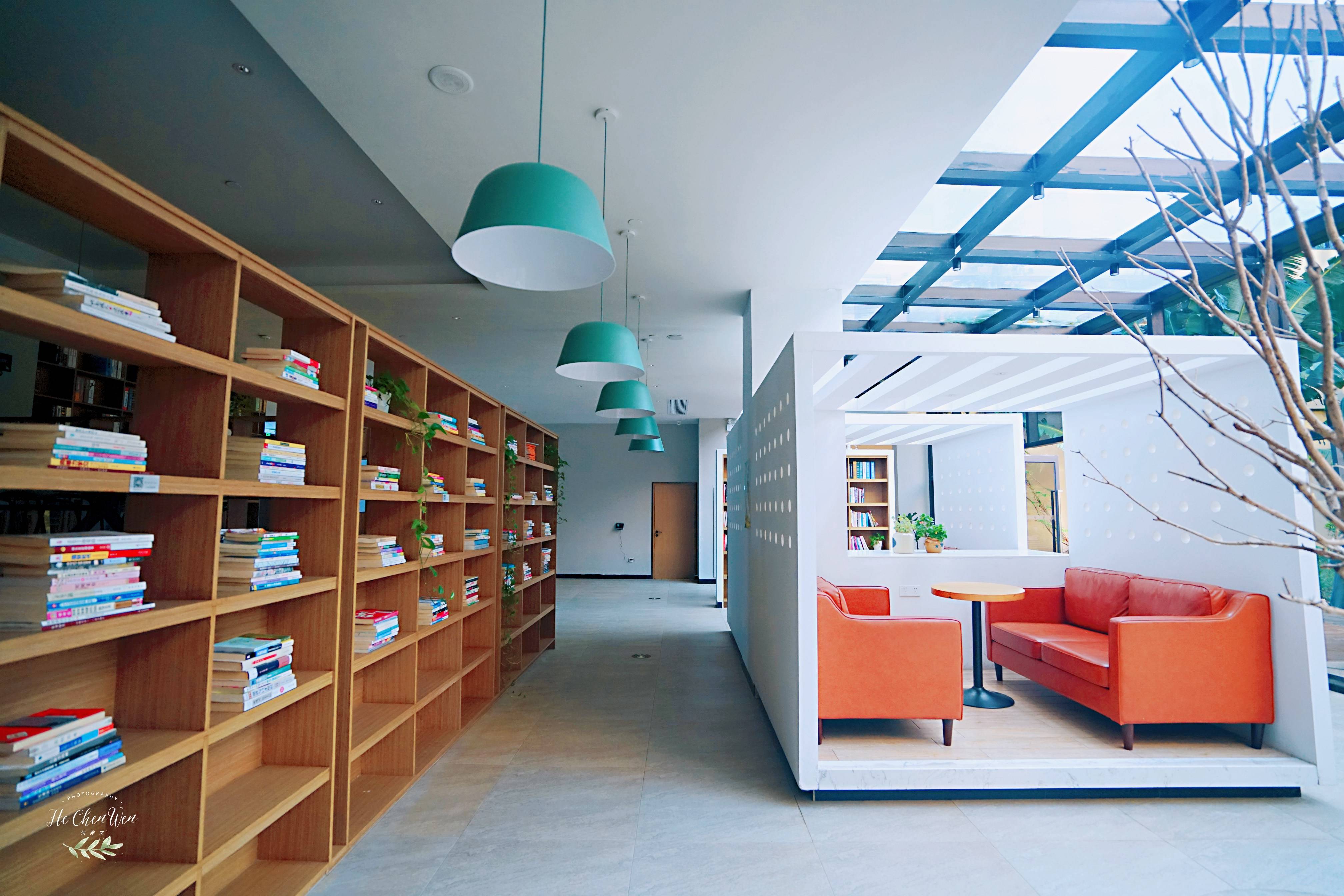 原创海口最佳设计酒店,大厅竟然是图书馆,享受惬意的读书生活