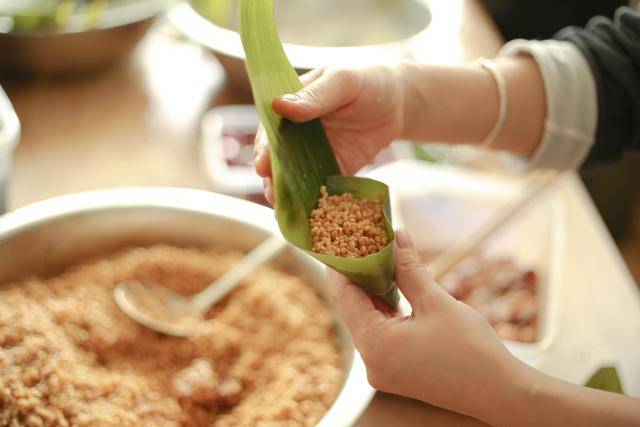 杭州团建|亲子|吹山风 包粽子 制作茶香包