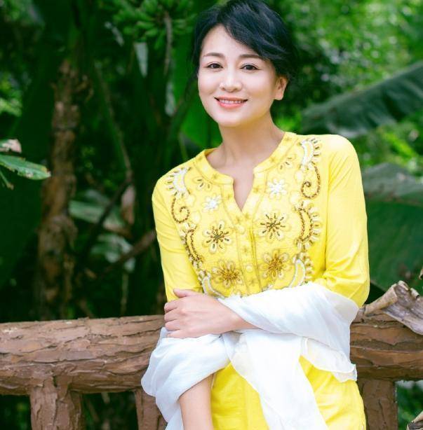 她曾是"北影校花",因张铁林走红娱乐圈,隐婚多年早已嫁入豪门_王慧娟