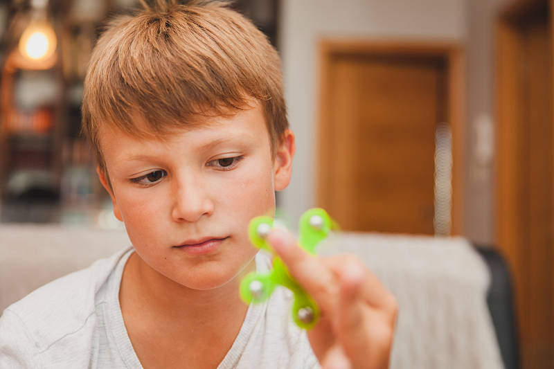 对于多动症的孩子,我们应以平和的心态对待,且不要对其打骂,以免伤了