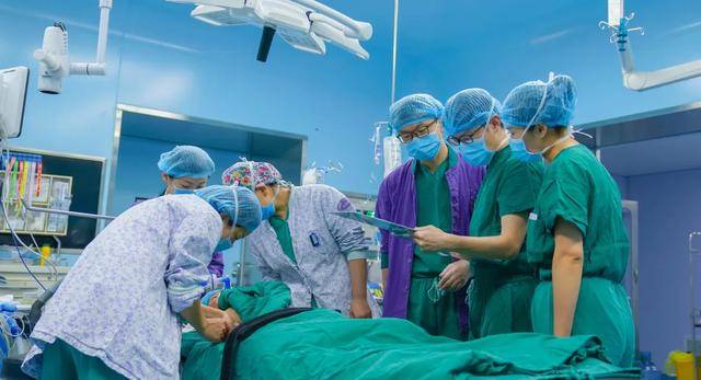 8岁男孩上午开胸补心脏,晚上自己刷牙!"加速康复外科"奥利给!_手术