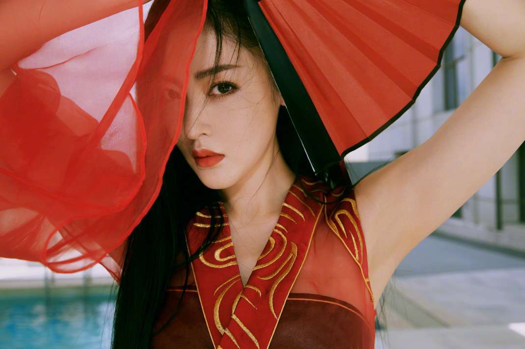 张天爱挑战古装侠女造型一袭红衣身材展露无遗性感依旧