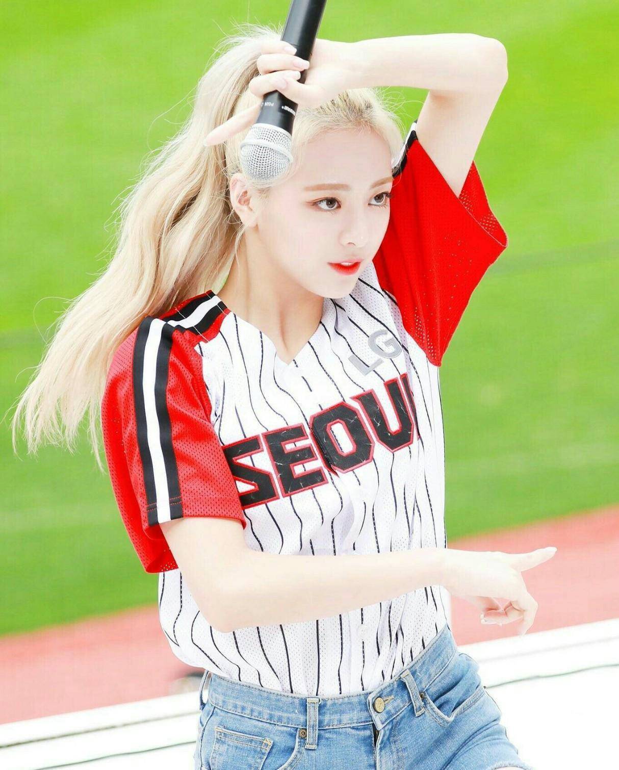 原创她是jyp女团忙内,身穿蓝西装搭牛仔裤出镜,真的只有16岁?