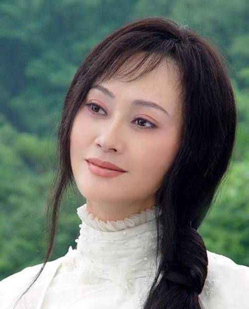 当红时嫁大21岁偶像,后抛弃重病丈夫离婚?今二婚再嫁富商_宋佳