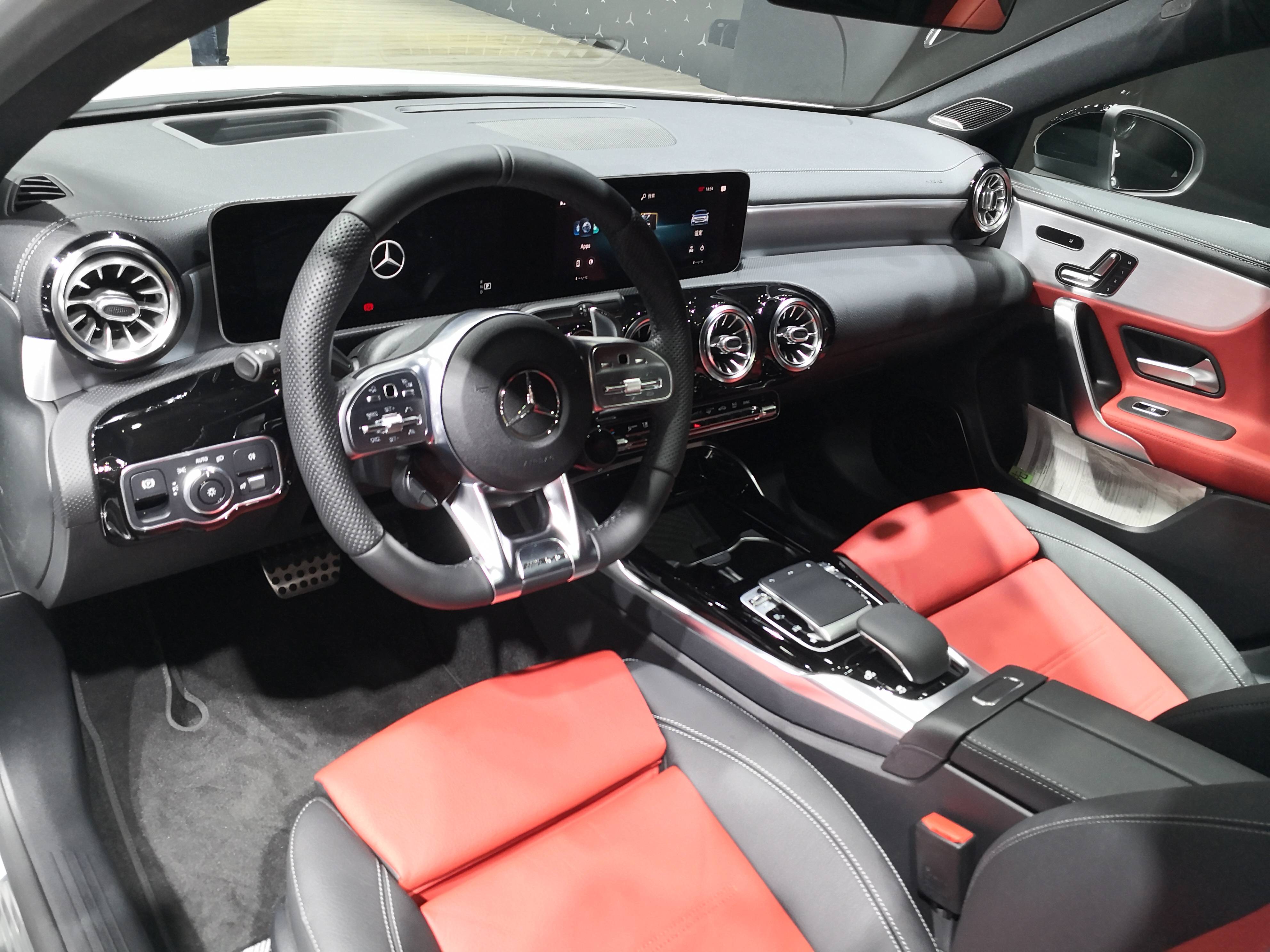 内饰设计上,新一代梅赛德斯-amg a 35 4matic两厢版依然呈现出奔驰