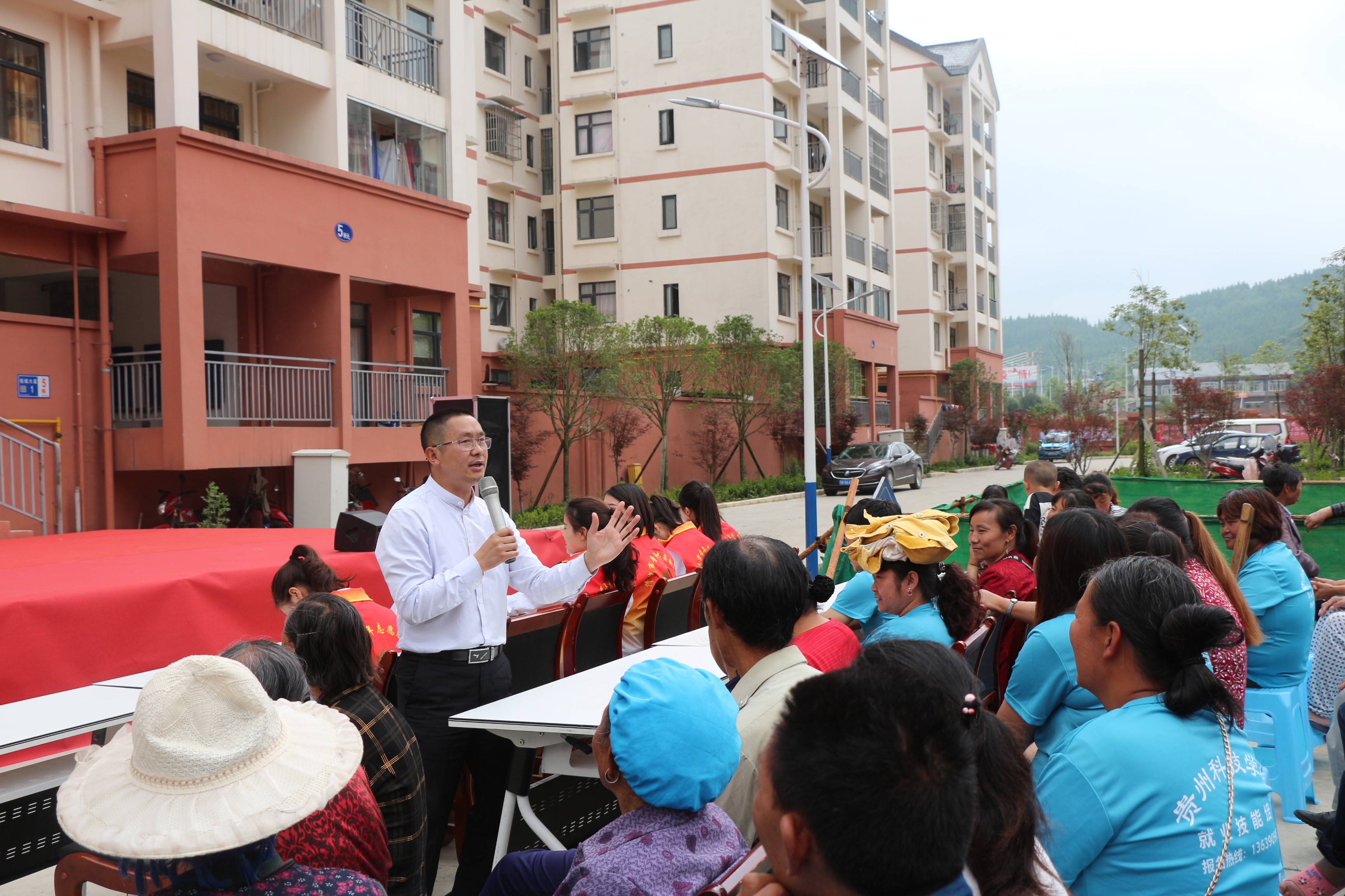 清镇市举行校地合作志愿服务活动暨站街镇枫渔居春晖社成立仪式