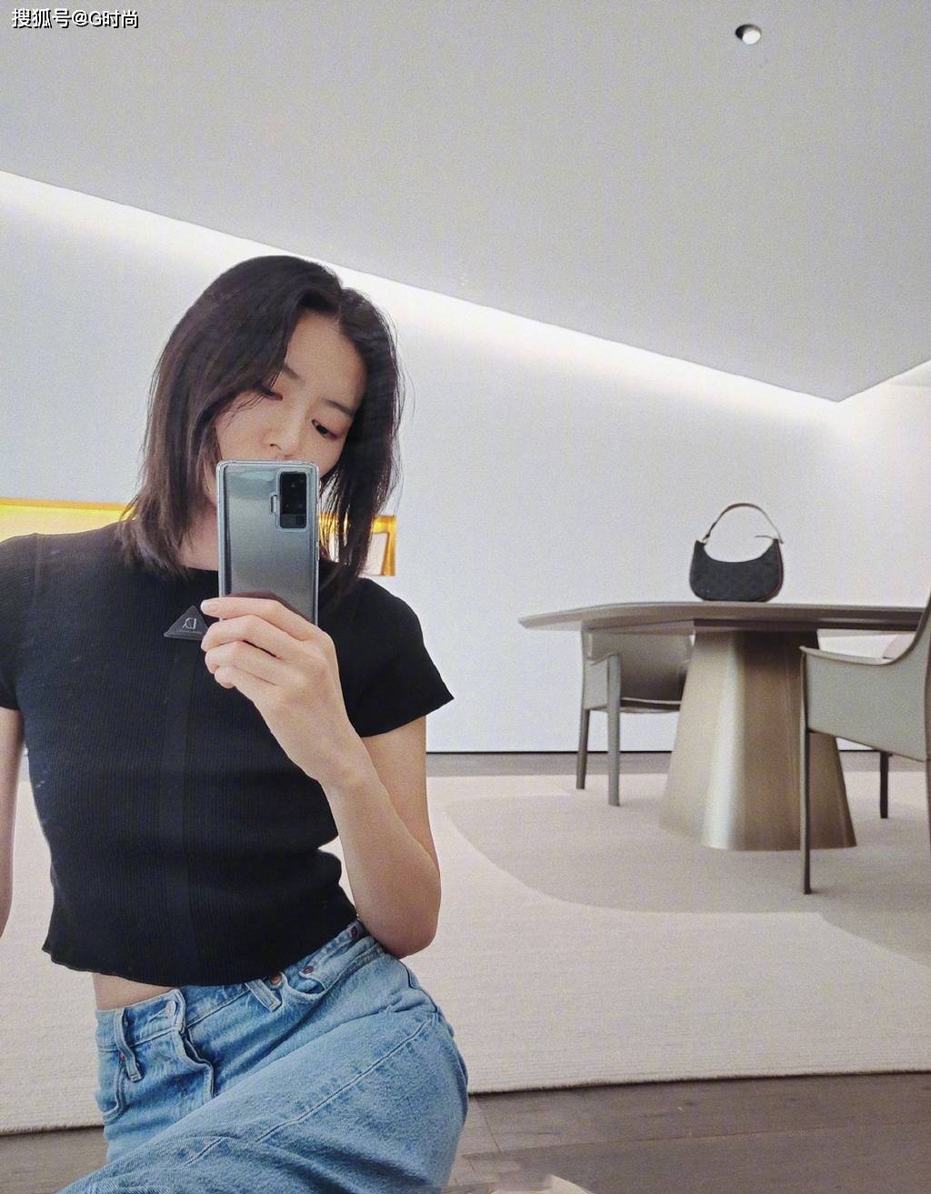 刘雯对镜自拍九宫格,超模在线教你如何摆pose