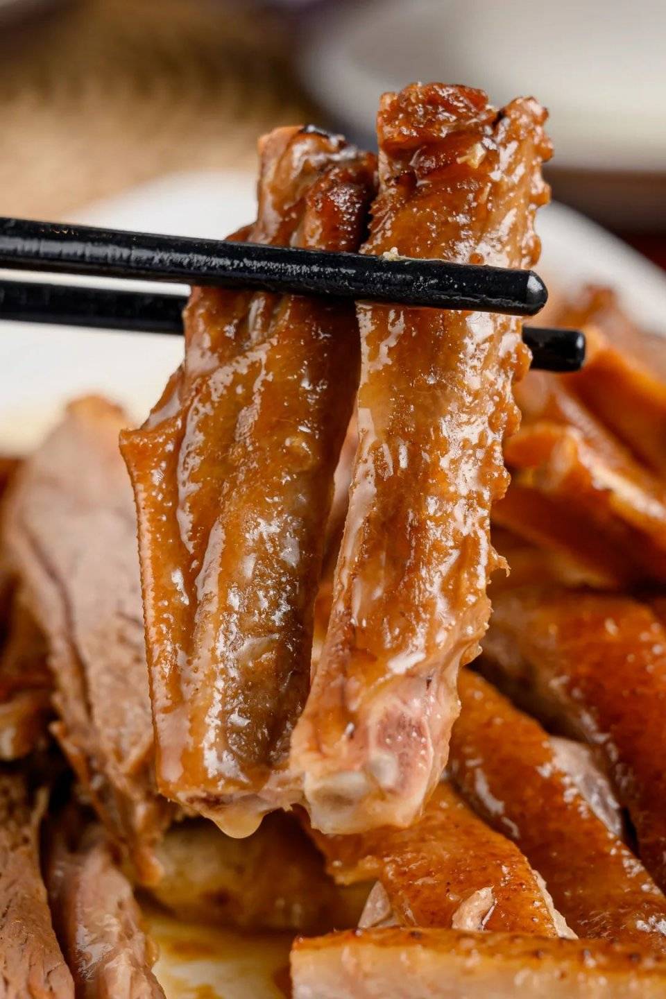 会吃的人一定会点上卤水鹅肉拼盘,鹅肉,鹅翅,鹅掌,一次吃三个部位.