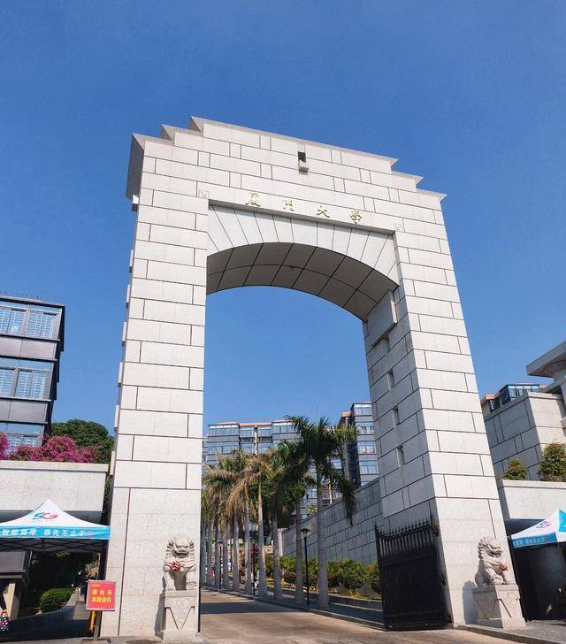 厦门这所临海而建大学,校园优美,沙滩迷人,被誉为中国最美大学_厦大