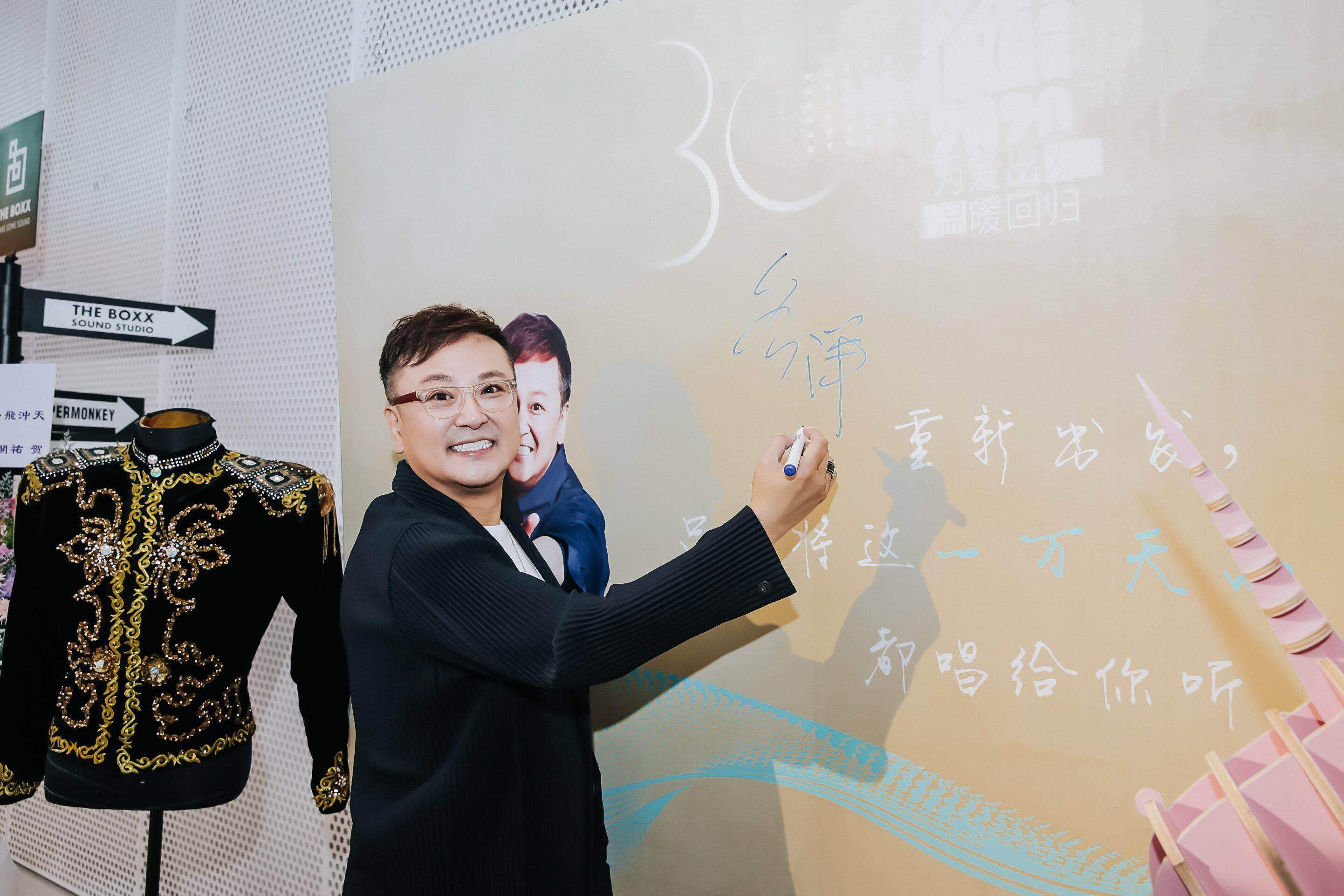 阔别三十年重返舞台!金曲歌王名洋公益献唱捐助疫情