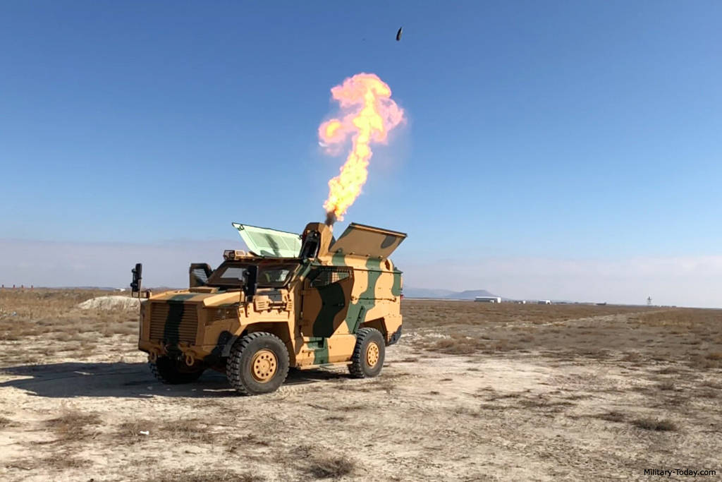 "阿尔卡"120毫米迫击炮正在射击