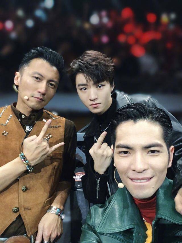 王俊凯晒与谢霆锋萧敬腾合照,发近千字长文讲述这几个月所感所想
