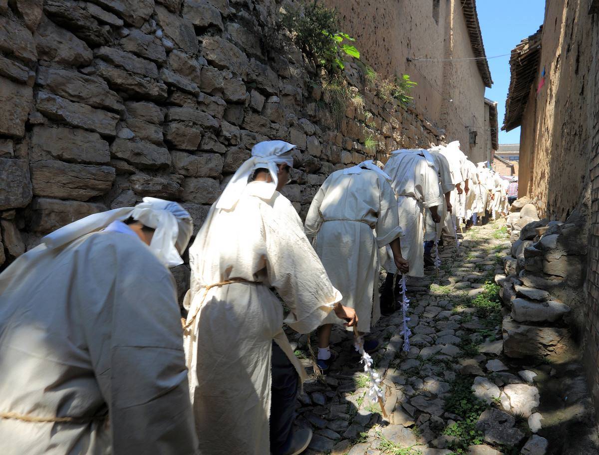 原創古代偏遠地區喪葬陋習:老者關進磚砌墓中,送一餐就添一塊磚