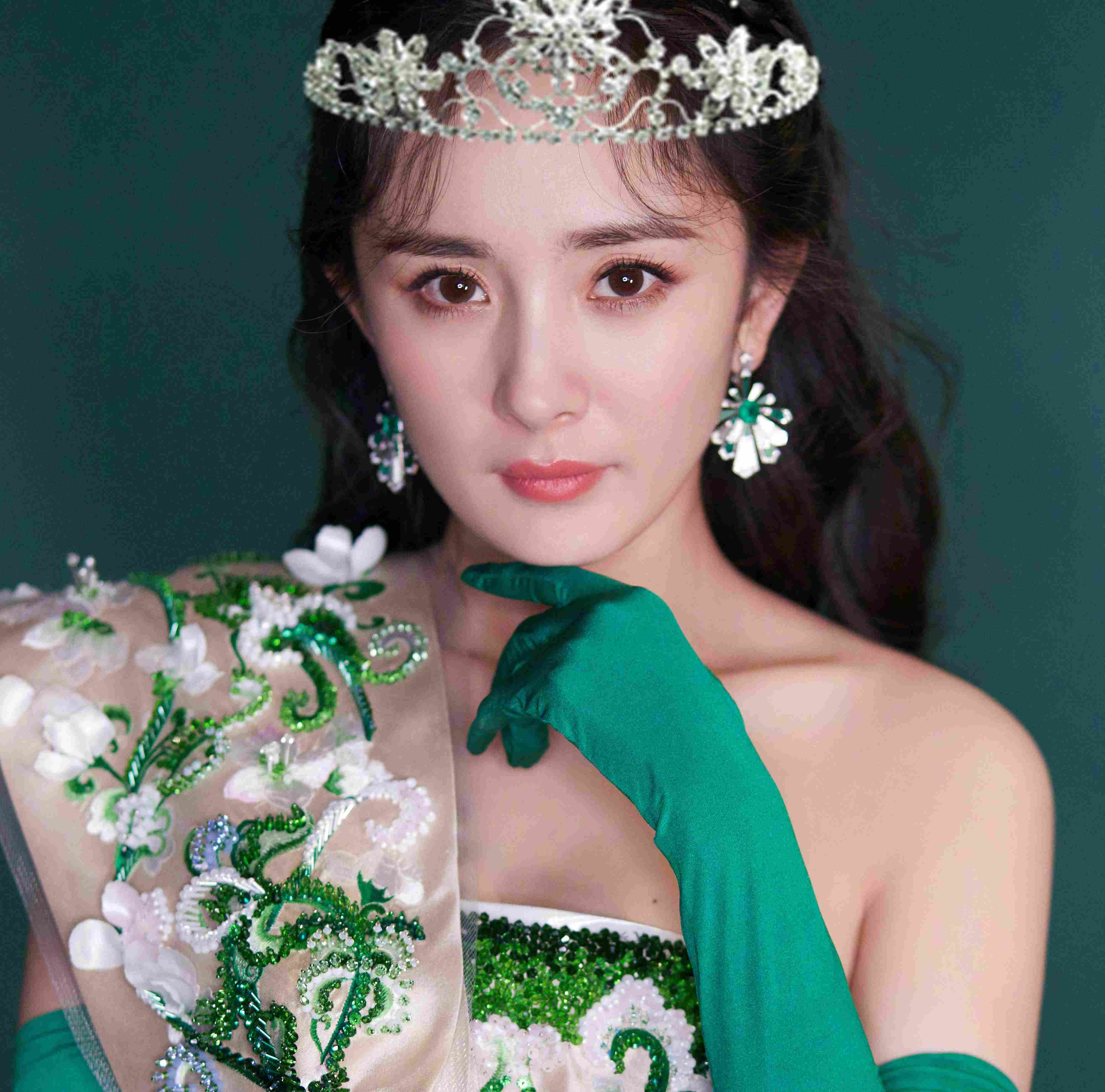 当女星戴上王冠:关晓彤惊艳,热巴杨幂高贵,杨颖就是女神吧!_装饰