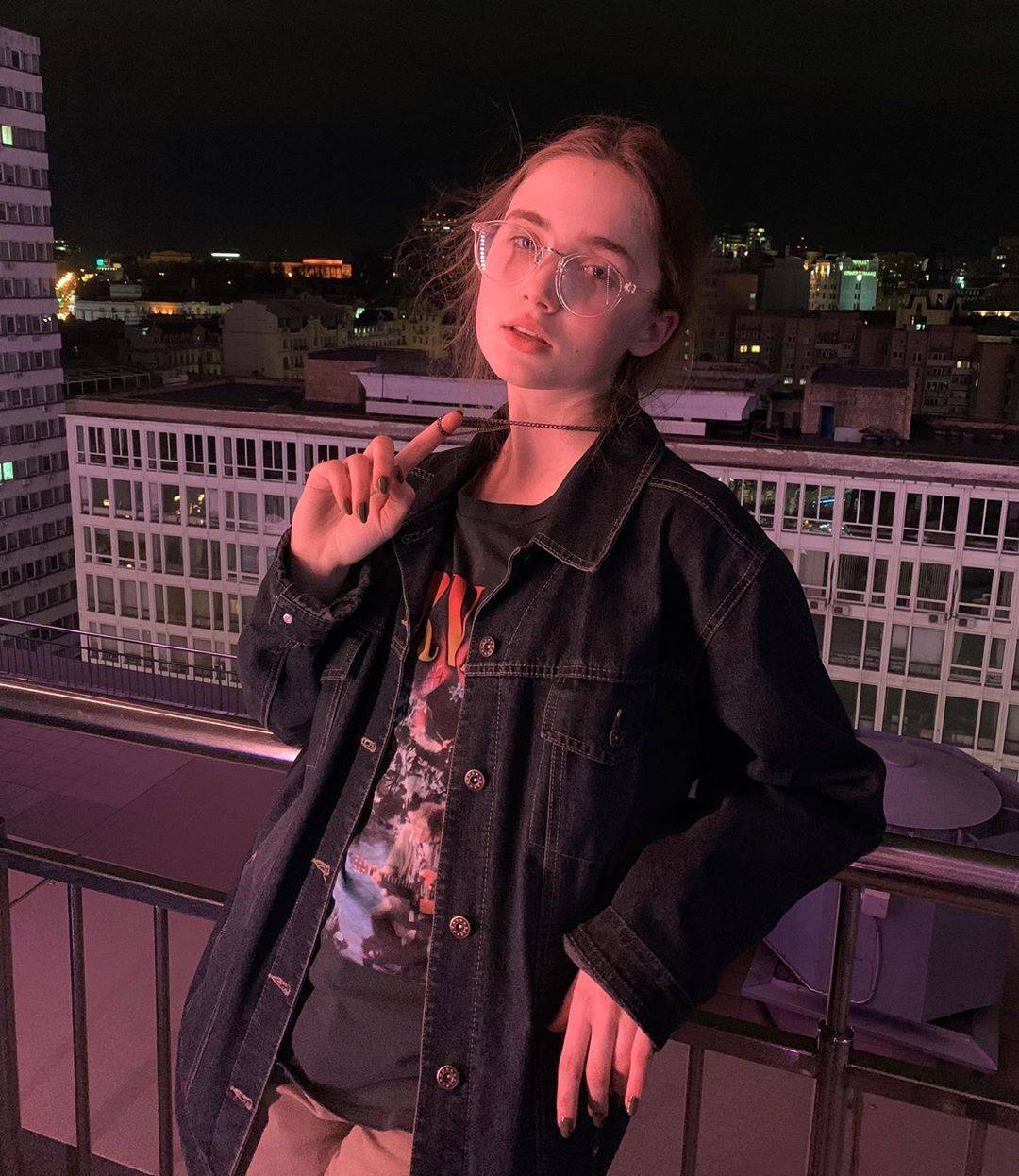 欧美女头像记得要逃离那些剥削你情绪的事