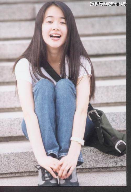 她所扮演的女主何文慧气质温婉,是典型的中国式女性,而她在剧中勤俭