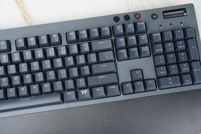 g521外观方面与g821是完全一样的,键盘是标准的104键美式布局,黑灰