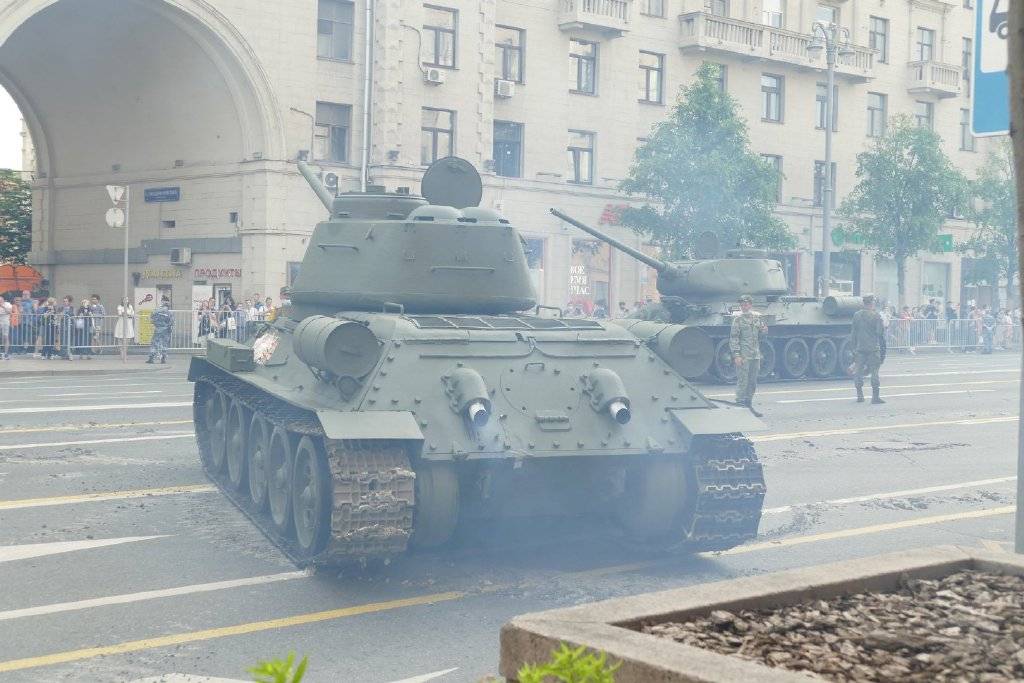 红场阅兵重型装备集结:t34最惹眼