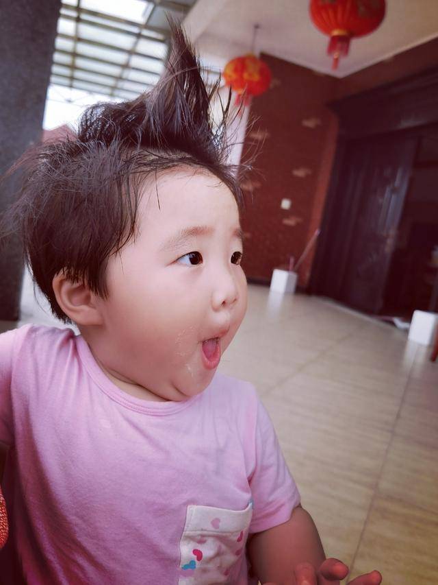 原创乔杉晒女儿近照,肉嘟嘟胖乎乎的超可爱,简直是小时候的杉哥啊!