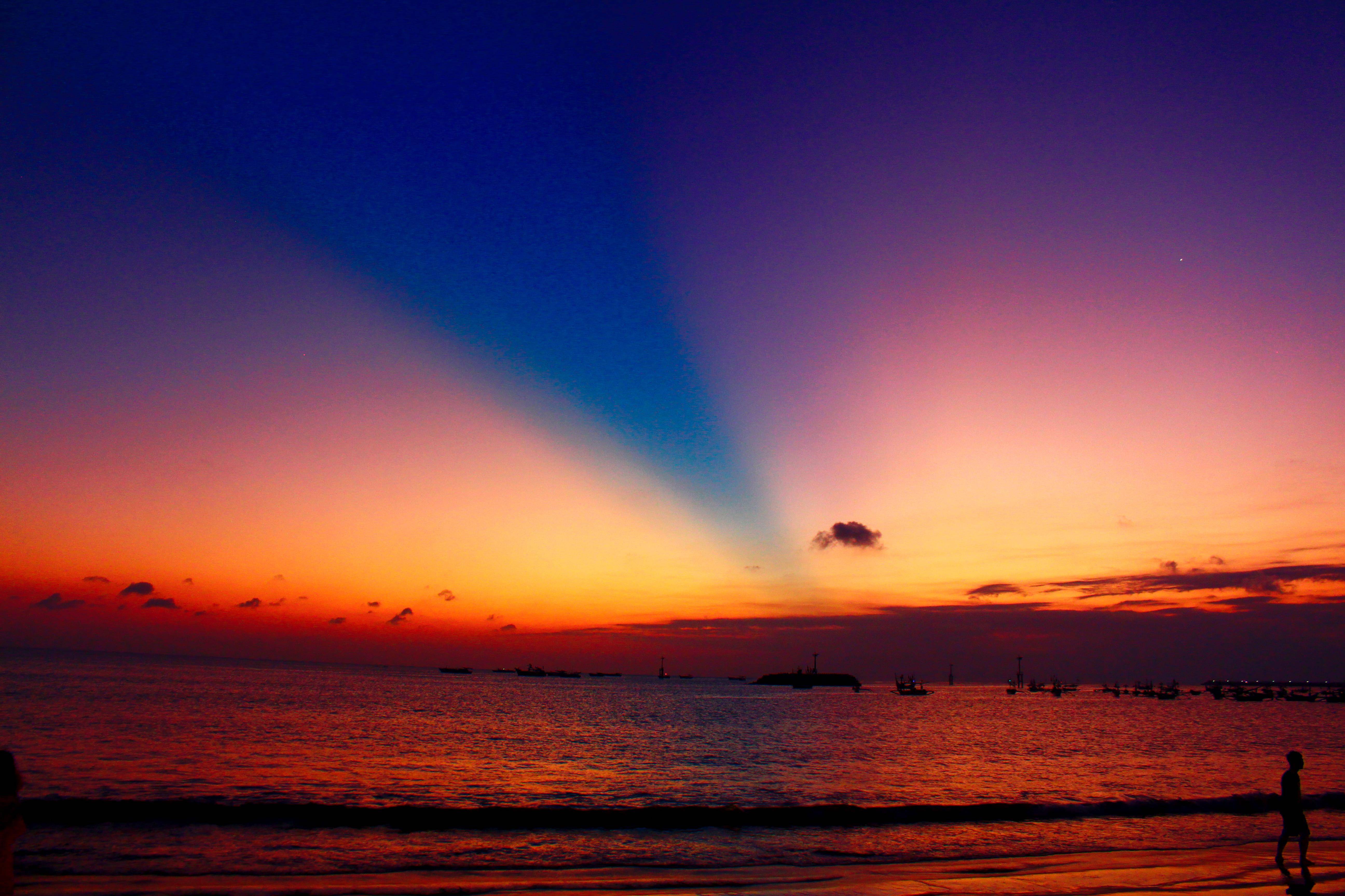 巴厘岛金巴兰海滩的夕阳