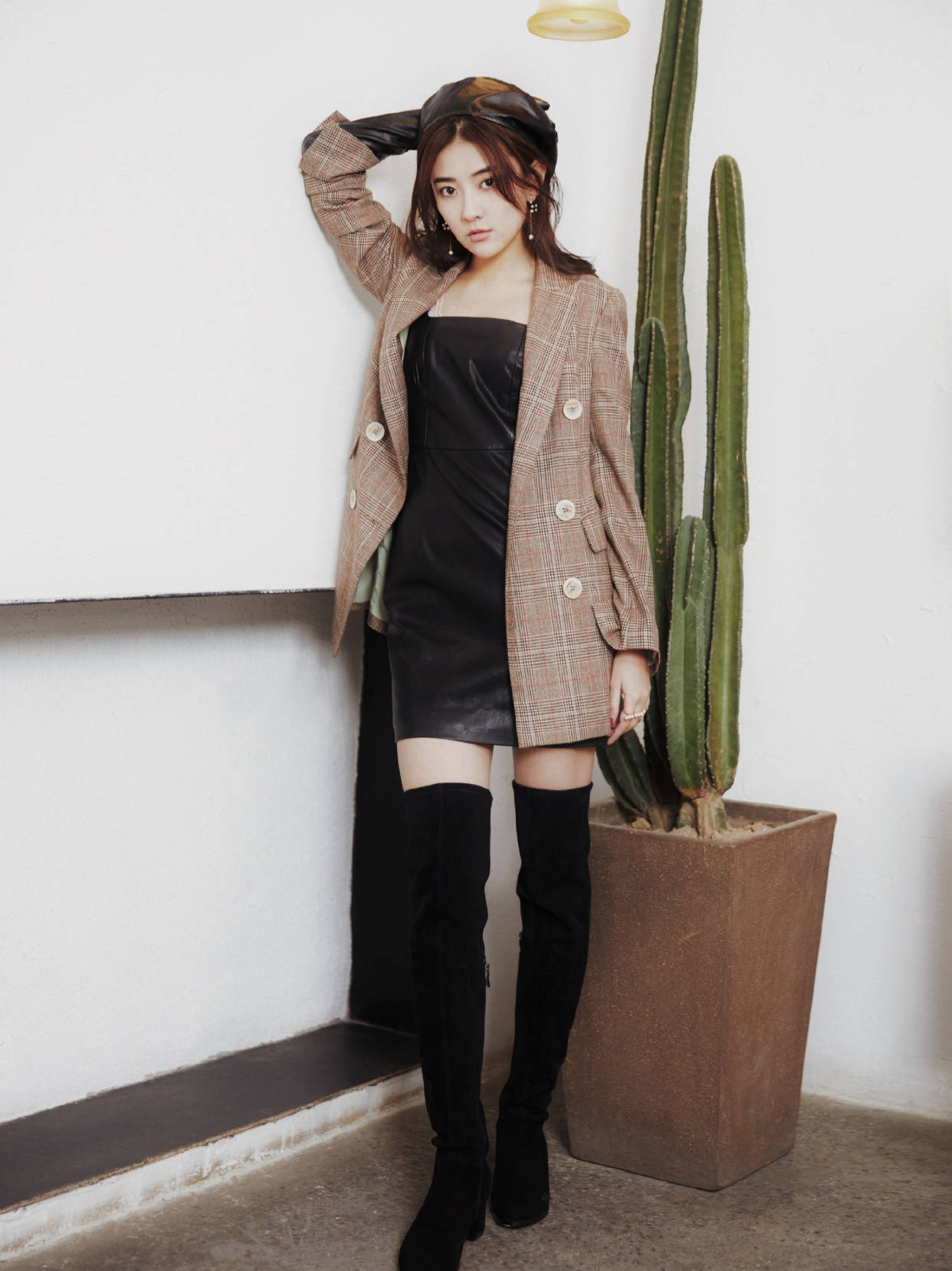 原创梁洁也太会穿了白色衬衫配淡蓝色热裤清爽时髦又遮肉