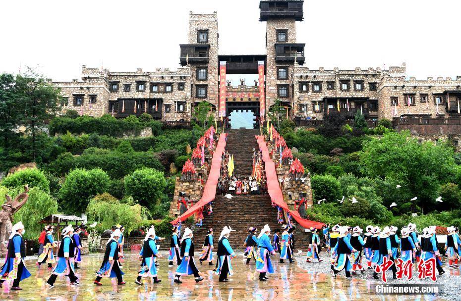 四川茂县中国古羌城举行开城门仪式