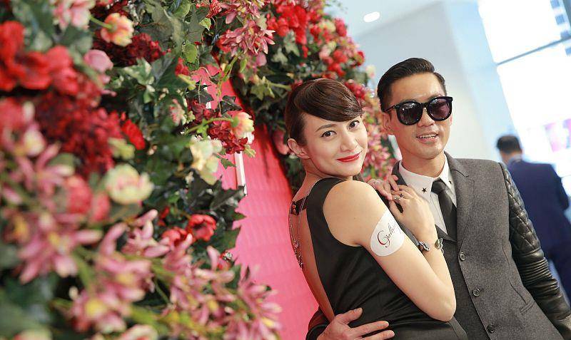 黄伊汶的演员道路并不顺利,反而在拍戏时她认识了翻版李小龙一陈国坤