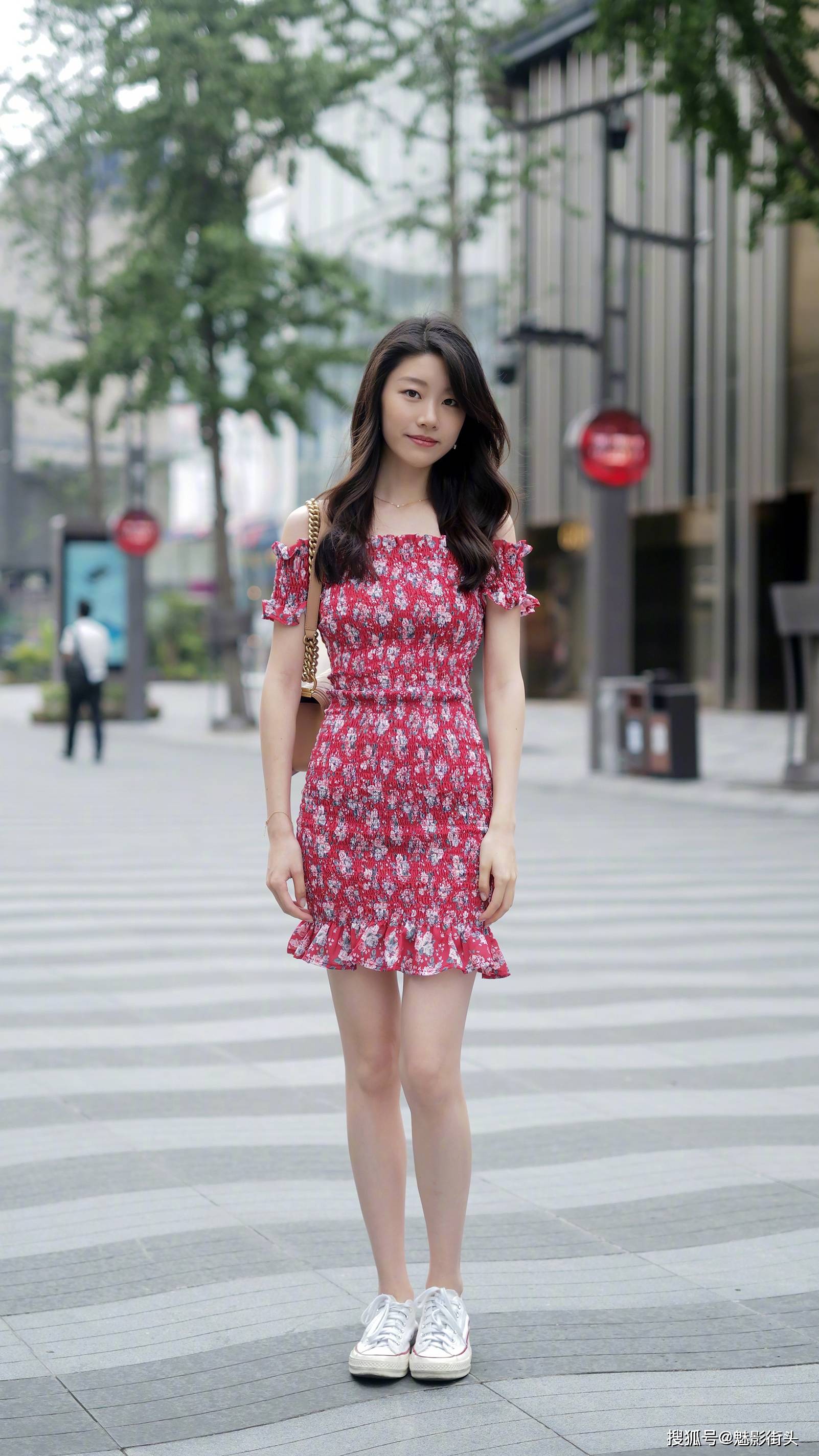 夏天穿碎花连衣裙有多美?青春养眼,让你秒变气质女神_美女