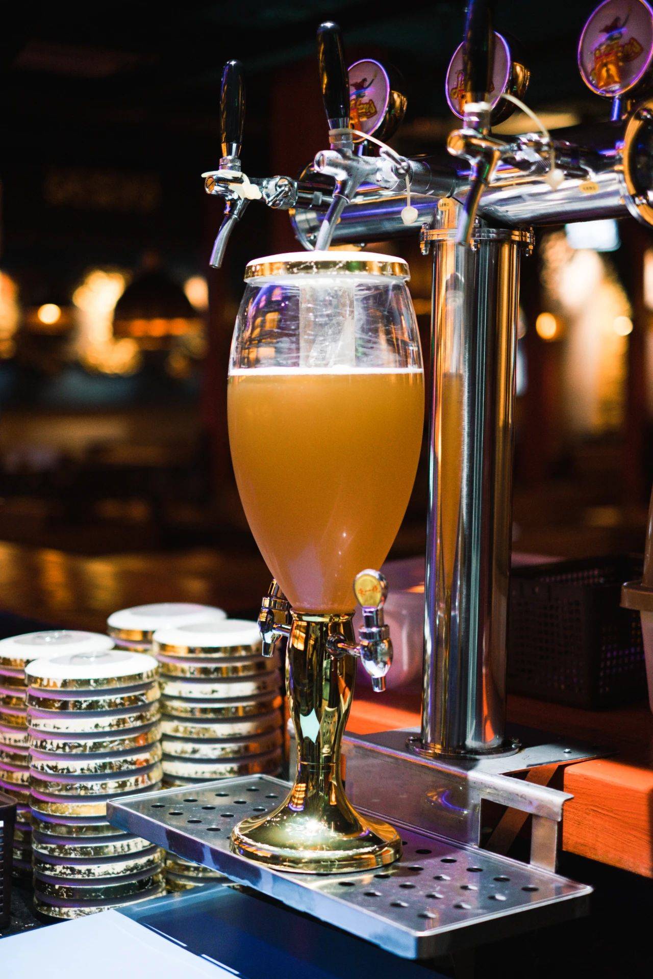 火了5840天的helens小酒馆壕气请你喝酒,重庆年轻人都赶来了!_海伦