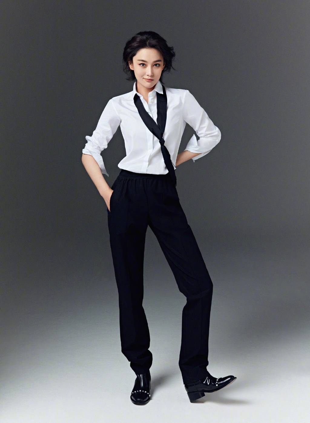 原创张馨予罕见同框张予曦红黑玫瑰太a了两个女的为什么能配一脸