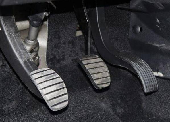 当车主在即将起步的时候,是应该大脚踩油门去提高速度的,如果车主在这