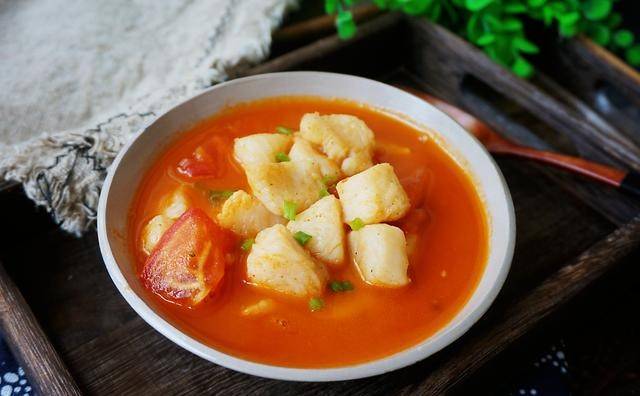 食材:巴沙鱼柳1条,西红柿2个,生抽2勺,盐2克,白糖1勺,蒜末适量,番茄酱