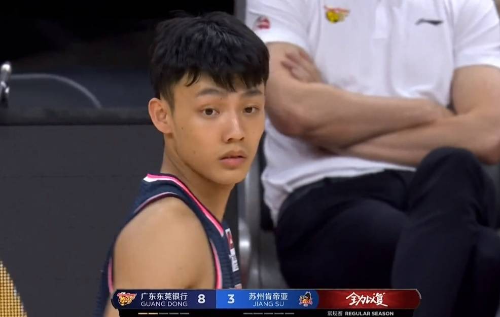 仅剩8秒不传球,徐杰硬要戏耍2米1中锋,3秒后阿联忍不住鼓掌庆祝