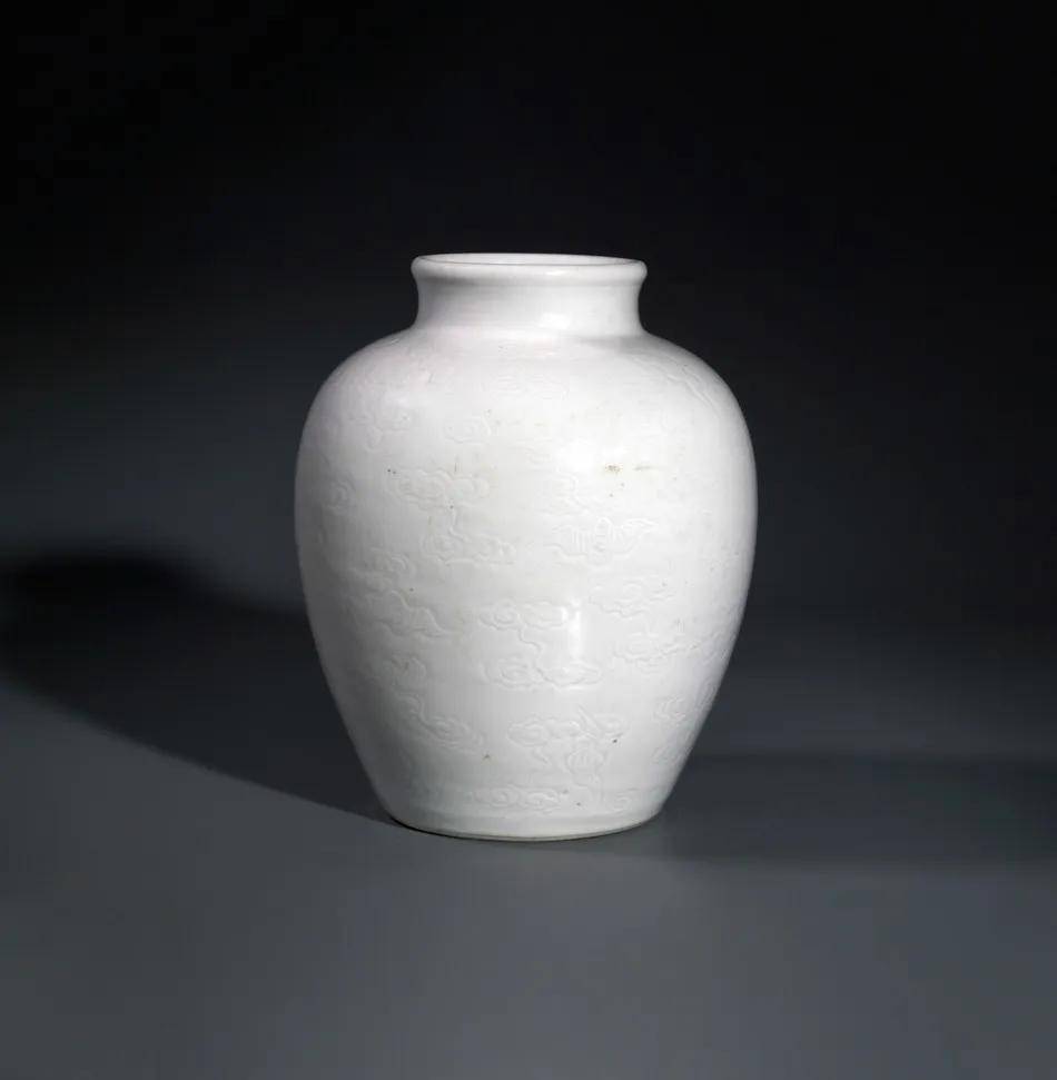 9. 雍正至乾隆 白釉暗刻云蝠纹太白坛