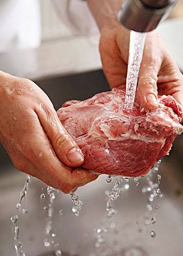 防护指南提出:不要在水龙头下直接冲洗生肉制品.