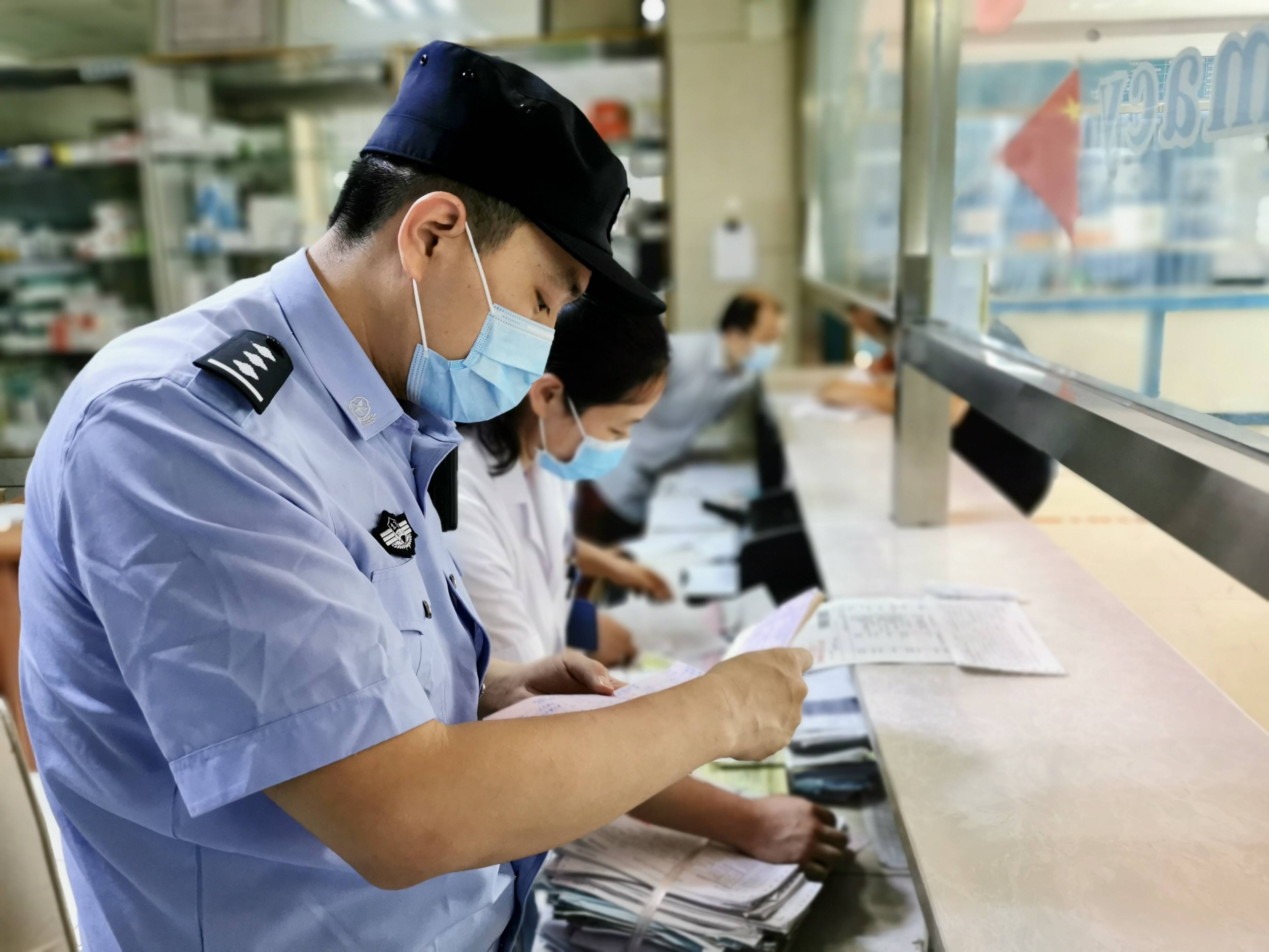 平谷分局環食藥旅中隊民警對某定點醫療機構藥品進貨渠道進行檢查