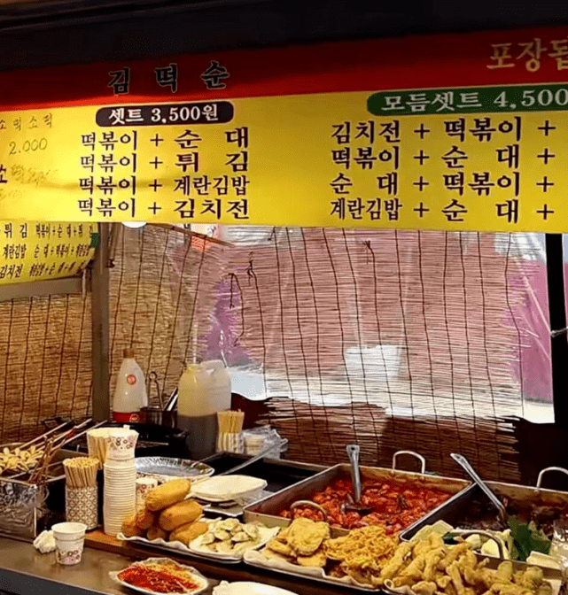 韩国的路边摊太强了,一个摊位料理十几种美食,想吃什么都能做
