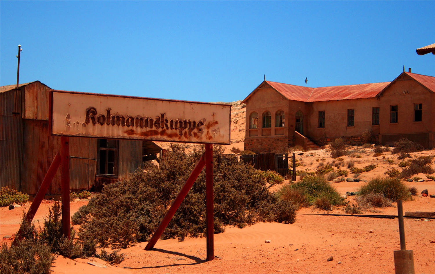 被沙漠吞噬的无人小镇:富人豪宅被细沙填埋,人去楼空令惋惜