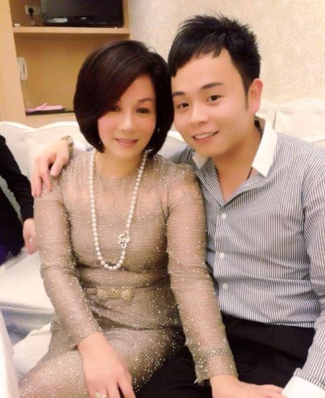 1996年至1997年之间,周正毅和毛玉萍在香港房市大跌期间买入了李嘉诚